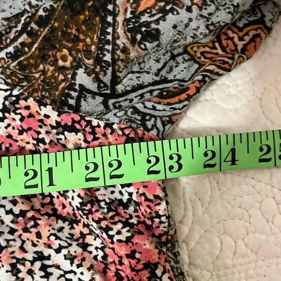 Caffé Marrakesh Floral V-Neck Peasant Blouse, size Medium - Picture 6 of 8